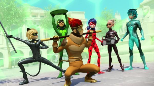 Bild 1 von 5: Wayem, ein Fan von Adrien, will Zeit mit ihm verbringen, aber Adrien sagt ihm, dass er keine Freunde nach Hause mitbringen darf. Was er nicht weiß: seine Schulfreunde haben geplant, gemeinsam bei den Agrestes 'rumzuhängen, während Gabriel nicht da ist! Als Marinette bemerkt, dass keiner der Jungs zur Schule gekommen ist, entschließt sie sich dazu, zu ermitteln. Als sie bei Adrien eintrifft, haben die Jungs das gemütliche Beisammensein in eine richtige Party verwandelt. Sogar Master Fu hat sich inkognito zu den Festivitäten gesellt! Als Wayem auftaucht und denkt, dass Adrien ihn angelogen hat, wird er zu Party Crasher akumatisiert. Nun ist er dazu fähig, alles, was er anfässt, in seine Diskokugel-Fäuste zu absorbieren, und so will er sich an Adrien rächen. Und als der Bösewicht Ladybug verschwinden lässt, hat Master Fu keine andere Wahl, als Luka, Nino und Max Miraculous zu geben, damit diese Cat Noir helfen können. Werden die Superhelden es schaffen, Ladybug zu retten und Party Crasher zu stoppen?