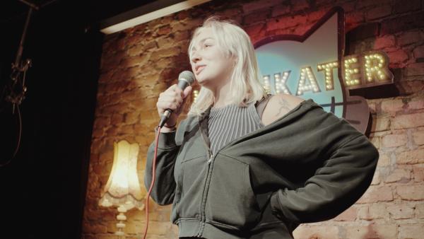 Bild 1 von 5: Ausgleich vom Stress: Tagsüber pflegt Jenny alte Menschen, abends steht sie als Comedian auf der Bühne.