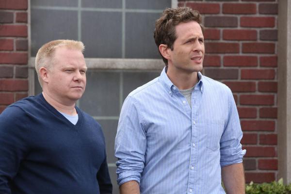 Bild 1 von 8: Bob (Travis Guba, l.); Dennis Reynolds (Glenn Howerton, r.)