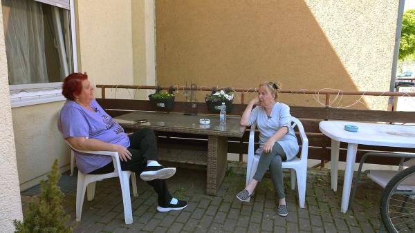 Bild 1 von 4: Carmen bekommt spontan Besuch von Eva (re.)