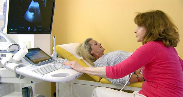 Bild 1 von 8: Insgesamt besitzen wir über 100 verschiedene Hormone. Sie regulieren eine Vielzahl lebenswichtiger Funktionen, von Wachstum bis zu Stoffwechsel. Viele Mythen rund um Hormone ranken sich jedoch oft um ihre angeblich magischen Kräfte, die von extremen Stimmungsschwankungen bis hin zu unkontrollierbaren Verhaltensweisen reichen. In Zusammenarbeit mit Expertinnen und Experten werden weitverbreitete Annahmen aufgegriffen und genauer beleuchtet. Im Bild: In Zusammenarbeit mit Expertinnen und Experten werden weitverbreitete Annahmen aufgegriffen und genauer beleuchtet.