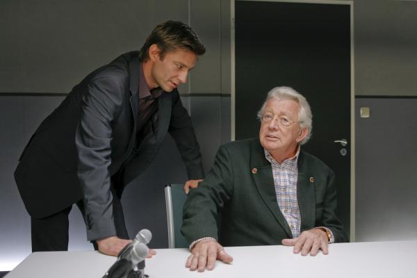 Bild 1 von 2: Kommissar Sven Hansen (Igor Jeftic, l.) zweifelt am Alibi des Weinhändlers Harry Norden (Dieter Thomas Heck, r.).