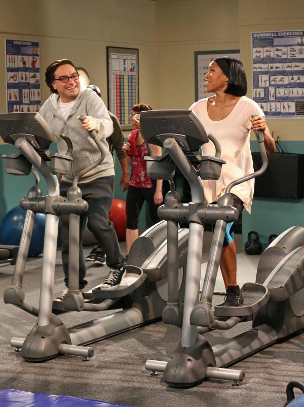 Bild 1 von 10: Für eine Festanstellung an der Universität schleimt sich Leonard (Johnny Galecki, l.) bei Janine Davis (Regina King, r.), einem Mitglied des Entscheidungskomitees, ein. Doch wird ihm das weiterhelfen?