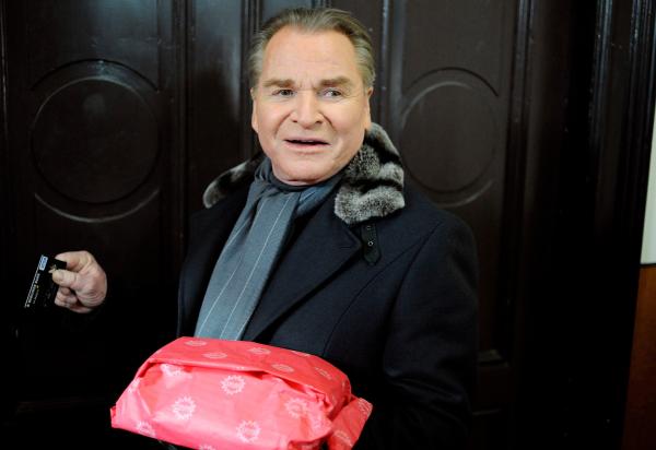 Bild 1 von 6: Der erfolgreiche Fersehschauspieler Peter Lindburg (Fritz Wepper) hat als \