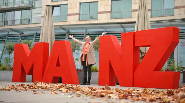 Bild 1 von 3: Anna Lena Dörr ist mit viel Enthusiasmus mitten in Mainz unterwegs.