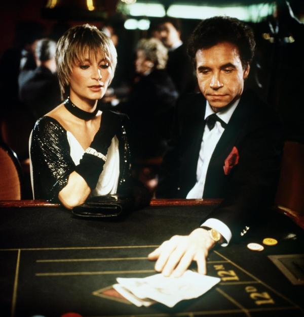 Bild 1 von 2: Im Bild: Thomas von Guldenburg (Wolf Roth) ist ein Spieler. So ist ihm die Spielbank von Monte Carlo ebenso bekannt, wie die von Travemünde. Er braucht dringend Geld und seine Begleiterin Kitty Balbeck (Susanne Uhlen) scheint ihm Glück beim Roulette zu bringen.