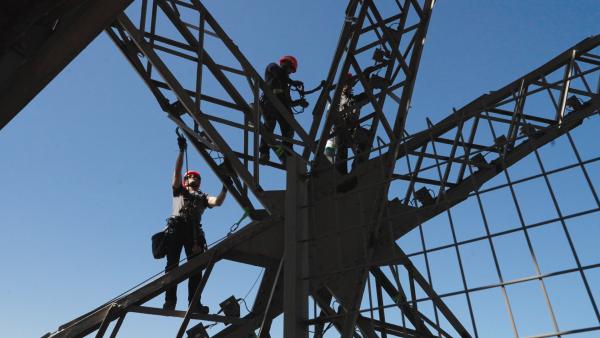 Bild 1 von 12: Seit seiner Erbauung hat der Eiffelturm neunzehn Farbschichten erhalten, also im Durchschnitt alle sieben Jahre eine. Diese Routine wurde von Gustave Eiffel selbst vorgeschrieben, um das Bauwerk vor Rost zu schützen.