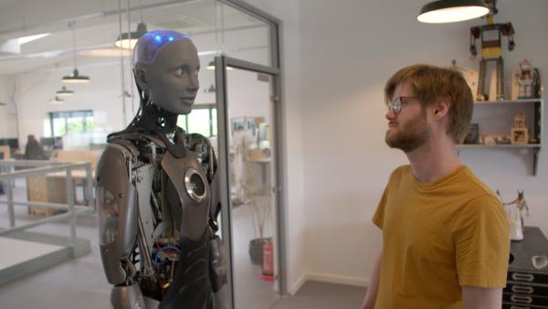 Bild 1 von 3: Der im britischen Cornwall gebaute KI-Roboter Ameca im Gespräch mit einem seiner Entwickler.