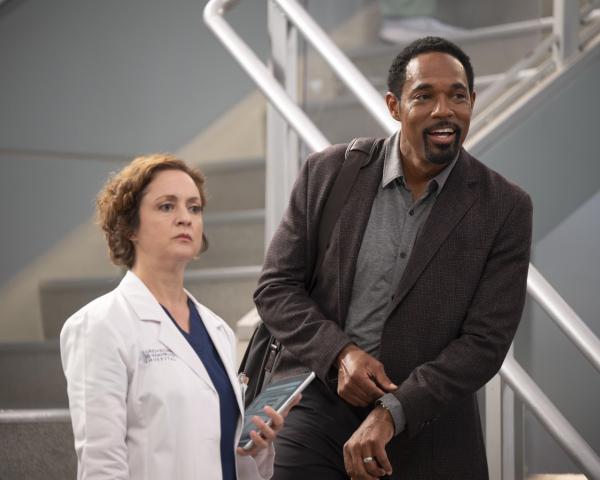Bild 1 von 16: Dr. Sydney Heron (Kali Rocha, l.); Dr. Ben Warren (Jason George, r.)