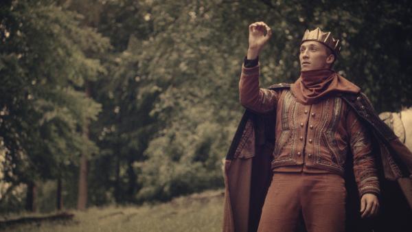 Bild 1 von 5: Der Prinz (Andreas Jessen) findet den Kristall.© BR/DR/Jesper Tßffner - Honorarfreie Verwendung gemäß AGB im redaktionellen Zusammenhang mit genannter Sendung bei Nennung \