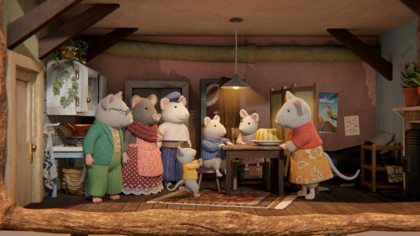 Bild 1 von 3: Alle freuen sich auf den Kuchen, den Julias Mutter (rechts) gebacken hat: Sams Vater (links), Oma Gouda (2. von links), Opa Seemann (3. von links), Ben (4. von links), Sam (3. von rechts) und Julia (2. von rechts).