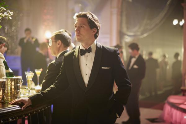 Bild 1 von 5: In dem nahegelegenen Wald von Joss Bixbys (David Oakes) nobler Villa wird eine Frauenleiche gefunden.