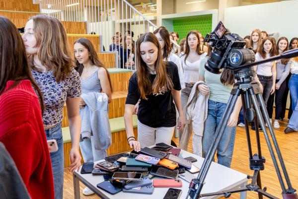 Bild 1 von 3: Das Smartphone abzugeben ist für viele Jugendliche nicht leicht. Noch wissen sie nicht, was in den nächsten 3 Wochen auf sie zukommen wird.