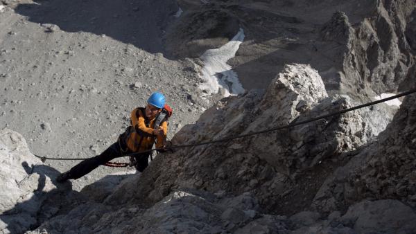 Bild 1 von 1: Andreas Marthaler (Martin Gruber) genießt es, seine Kletterleidenschaft mit der Arbeit bei der Bergwacht vereinen zu können.