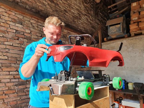 Bild 1 von 12: Dominik Rivola beim Werkeln am Rutschauto.