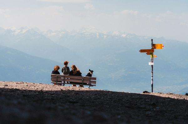 Bild 1 von 7: Damien und Claire Jeannerat leben zusammen mit ihren drei Kindern in den malerischen Bergen um Crans-Montana in der Schweiz. Aber ihr Lebensentwurf ist nicht immer einfach und idyllisch.