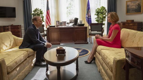 Bild 1 von 7: Präsident Chambers (Bob Odenkirk, l.); Charlotte Field (Charlize Theron, r.)