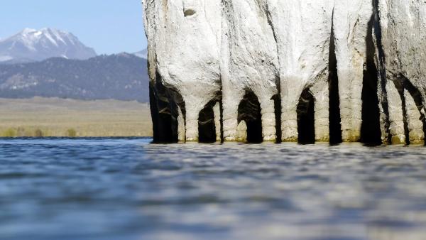 Bild 1 von 15: Als der Wasserstand des Lake Crowley bei einer Dürreperiode sank, tauchten auf einmal bizarre Säulen auf, die sich vorher unter der Wasseroberfläche befanden.