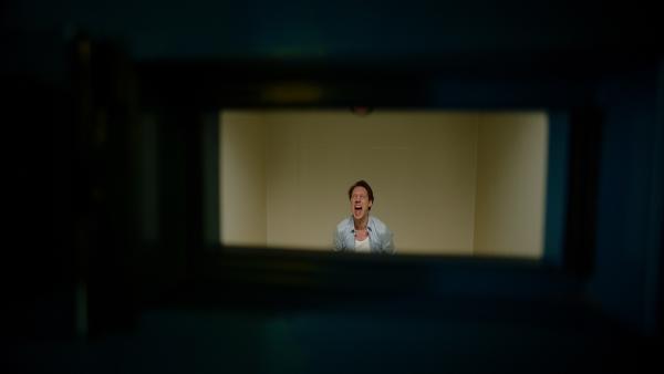 Bild 1 von 3: Für Adam (Simon J. Berger) wird es erstmals in seinem Leben eng. Die Beweislast, dass er ein Gewaltverbrechen an seiner spurlos verschwunden Frau Hermine begangen hat, ist erdrückend.