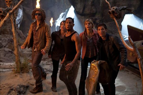 Bild 1 von 2: DF-12805_R3 - (left-right) Tyson (Douglas Smith), Clarisse (Leven Rambin), Grover (Brandon T. Jackson), Annabeth (Alexandra Daddario) and Percy (Logan Lerman) are shocked by their latest discovery.