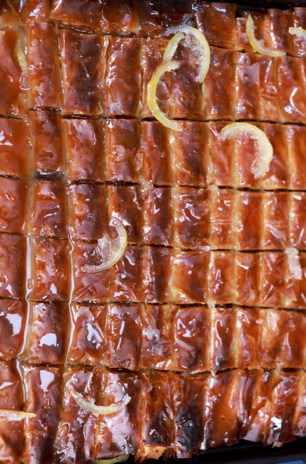 Bild 1 von 5: Baklava ist eine Süßspeise aus Filoteig mit einer Füllung aus Nüssen, Kakao, Zimt und Zucker.