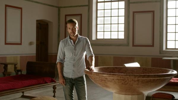 Bild 1 von 15: Mirko Drotschmann in der Therme der Römerstadt Carnuntum. Originalgetreu rekonstruierte Gebäude aus dem vierten Jahrhundert geben Einblick in das Leben vor der Völkerwanderungszeit.