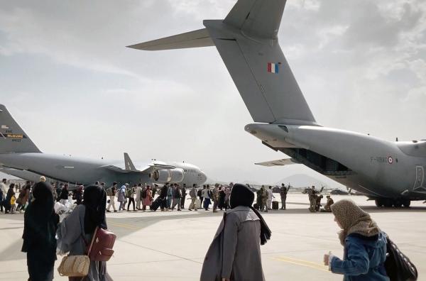 Bild 1 von 4: Hawas Tochter Najiba hatte Glück: Nach der Machtübernahme der Taliban im Jahr 2021 konnte die Journalistin ins Exil nach Frankreich fliehen.