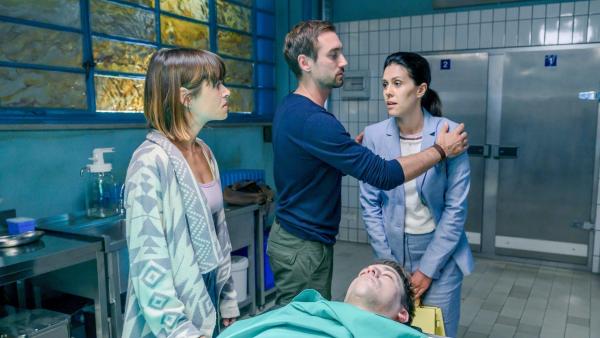 Bild 1 von 3: Am Obduktionstisch begegnet Ilinka Wiese (Daniela Golpashin, r.) zum ersten Mal der Geliebten ihres toten Ehemannes Silke Herner (Anna Julia Antonucci, l.). Aus Eifersucht eskaliert ihre Begegnung, was beide zu Verdächtigen macht. Ermittler Ben Halberg (Daniel Gawlowski, 2.v.l.) versucht, zu vermitteln.