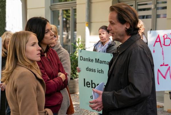 Bild 1 von 9: Jessica (Paula Kalenberg, l.) und Mina (Jasmin Tabatabai, M.) befragen Martin Lipp (Christian Kuchenbuch), wo er zum Zeitpunkt des Verschwindens von Agata gewesen ist. Ihnen ist klar, dass dem Abtreibungsgegner die Beziehung zwischen seinem Sohn und Agata ein Dorn im Auge ist.