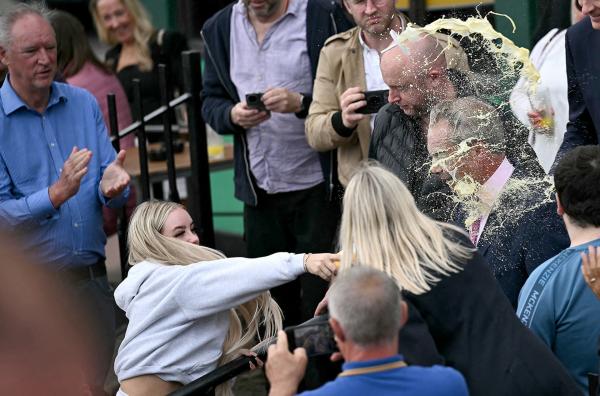 Bild 1 von 2: Am 4. Juni 2024 wurde Nigel Farage, Brexit-Vorkämpfer und eine Persönlichkeit der britischen Rechtspopulisten, bei dem Start seiner Kampagne für die Parlamentswahlen mit einem Milchshake beworfen.