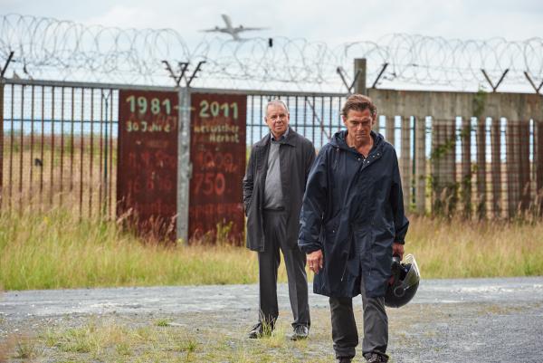 Bild 1 von 15: Wiedersehen an der Startbahn West mit einer überraschenden Erkenntnis: Herbert Wichert (Joachim Król, l.) trifft Volker Jens (Martin Feifel).