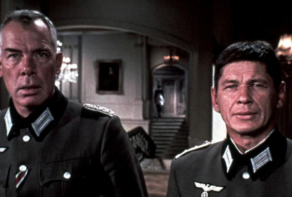 Bild 1 von 3: Medium shot of Lee Marvin as Major John Reisman and Charles Bronson as Joseph T. Wladislaw.
