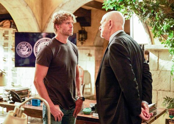 Bild 1 von 12: Im Bild (v.li.): Eric Christian Olsen (Investigator Martin 'Marty' Deeks), Gerald McRaney (Admiral Hollace Kilbride).
