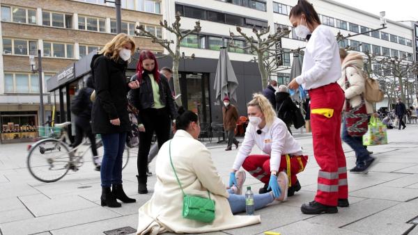 Bild 1 von 1: Die Rettungssanitäterinnen Melli und Kasia kümmern sich um eine junge Frau, die einen Rollerunfall hatte..