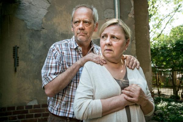 Bild 1 von 5: Christoph Schneider (Hans-Heinrich Hardt, l.); Gisela Schneider (Ramona Kunze-Libnow, r.)