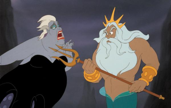 Bild 1 von 12: Meerjungfrau und Königstochter Arielle hat den Menschenprinzen Eric vor dem Ertrinken gerettet und sich auf der Stelle in ihn verliebt. Damit Arielle ihn wiedersehen kann, verwandelt Meerhexe Ursula die junge Nixe in eine Menschenfrau - mit Beinen anstelle des prächtigen Fischschwanzes. Dafür muss sie Ursula ihre wundervolle Stimme zum Pfand geben. Was Arielle erst als großes Glück erscheint, erweist sich bald als Gefahr für ihr Leben und ihre Seele. Denn wenn sie nicht innerhalb kürzester Zeit des Prinzen Herz erobert, ist sie verloren.