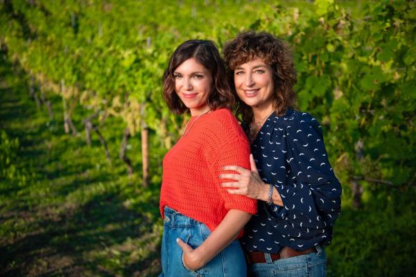 Bild 1 von 14: Jule Beyer (Anna Angelina Wolfers, l.); Inga Hambacher (Isabel Varell, r.)