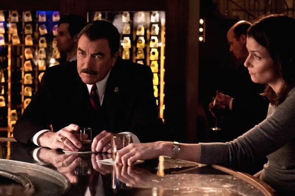 Bild 1 von 8: Beraten sich, weil Danny immer weiter in den Strudel gezogen wrid, der ihn wie einen Drogendealer aussehen lässt: Frank (Tom Selleck, l.) und Erin (Bridget Moynahan, r.) ...