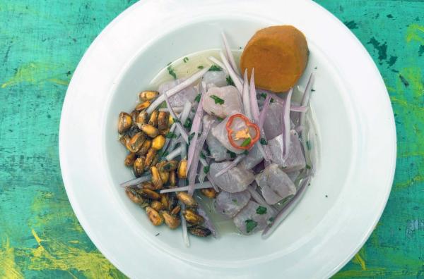 Bild 1 von 2: Ceviche ist ein köstliches Fischgericht mit Limettensaft und Chili, das Elemente aus der peruanischen und der japanischen Esskultur vereint.