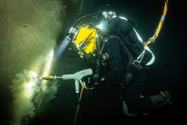 Bild 1 von 14: Rund vier Millionen Menschen bekommen ihr Trinkwasser aus dem Bodensee. Die Entnahmestellen in 60 Metern Tiefe müssen regelmäßig gereinigt werden. Sonst verstopfen die invasiven Quagga-Muscheln Siebe und Leitungen.