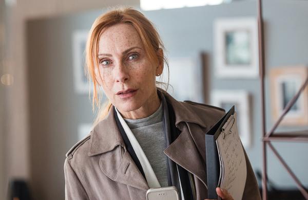 Bild 1 von 15: Anja (Andrea Sawatzki) beobachtet Christoph und seine Ex-Freundin Monika im Einrichtungshaus.