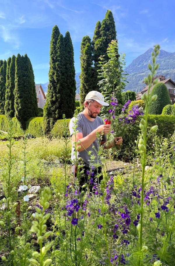 Bild 1 von 2: Sebastian Geiger in seinem Garten in Vorarlberg: Seit 2018 leitet der ehemalige Snowboarder den Betrieb \