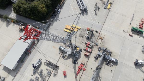 Bild 1 von 2: Mit aufgesetzter Gittermastspitze erreicht der LTM 1750 eine Hubhöhe von bis zu 152 Metern und eine Maximalauslage von 116 Metern.