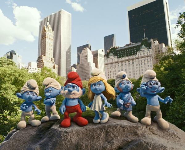 Bild 1 von 2: Clumsy, Grouchy, Papa, Smurfette, Gutsy and Brainy Smurf in Central Park in New York in Columbia Pictures' THE SMURFS.