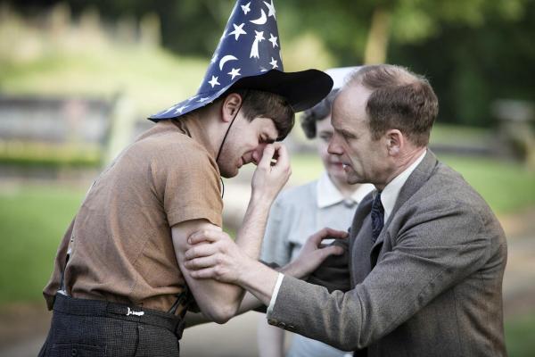 Bild 1 von 1: Im Bild (v.li.): Kenny Wyton (Jeremy), Adrian Rawlins (Dr. Walter Henshaw).