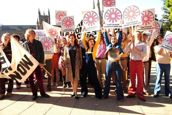 Bild 1 von 6: Annie Carmichael (Gracie Gilbert, Mitte vorne)