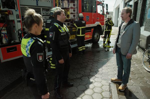 Bild 1 von 5: Franzi (Rhea Harder-Vennewald, l.) und Nick (Raúl Richter, M.) verstehen, dass Timo Behrendt (Eric Bouwer, r.) seinen Verein so schnell wie möglich wieder öffnen möchte, doch vorher muss die Feuerwehr die Räume wieder freigegeben haben.