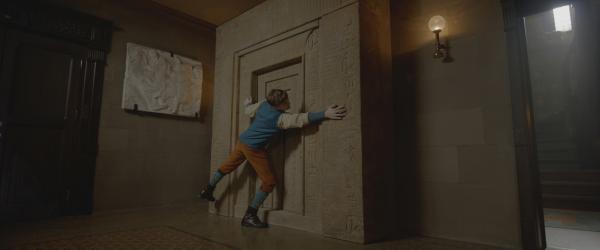 Bild 1 von 3: Henry (Frankie Minchella) versucht verzweifelt durch die Ka-Tür nach Ägypten zu gelangen - auf der Suche nach seiner Freundin Safiya.