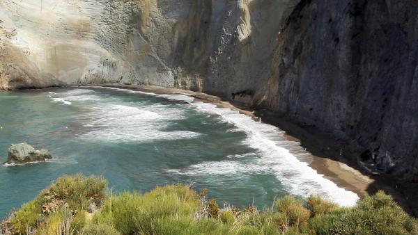 Bild 1 von 3: Im Bild: In der Bucht von Neapel liegen wunderschöne Inseln, von denen die bekannteste das mythische Capri ist.