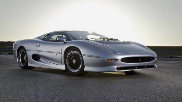 Bild 1 von 2: Der Jaguar XJ220 ist seit seinem Debüt im Jahr 1992 das schnellste Serienfahrzeug, das je von Jaguar gebaut wurde.